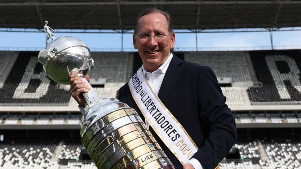 John Textor segurando a taça da Libertadores | Reprodução/Instagram/@john_textor