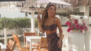 De biquíni, Erika Schneider encara praia no Rio em dia de baixas temperaturas