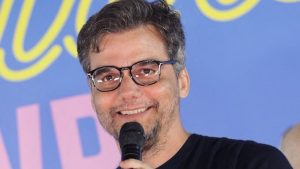 Wagner Moura recebe prêmio de “Melhor Ator” no Museu do Louvre