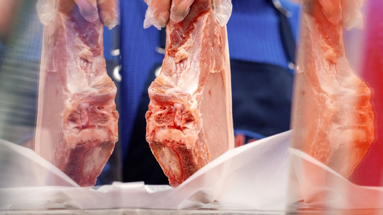 Lombo suíno fresco dispostos em exposição | Reprodução: Getty Images Embed