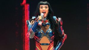 Katy Perry se arrisca em show e quase cai de estrutura