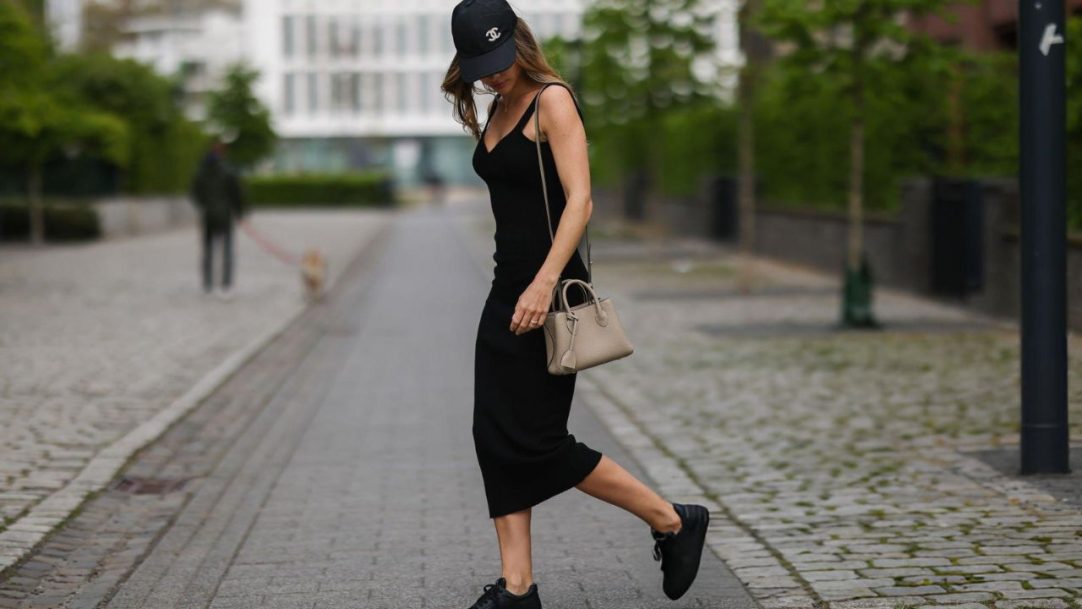 Vestido com tênis ganha protagonismo nos looks casuais e versáteis da temporada