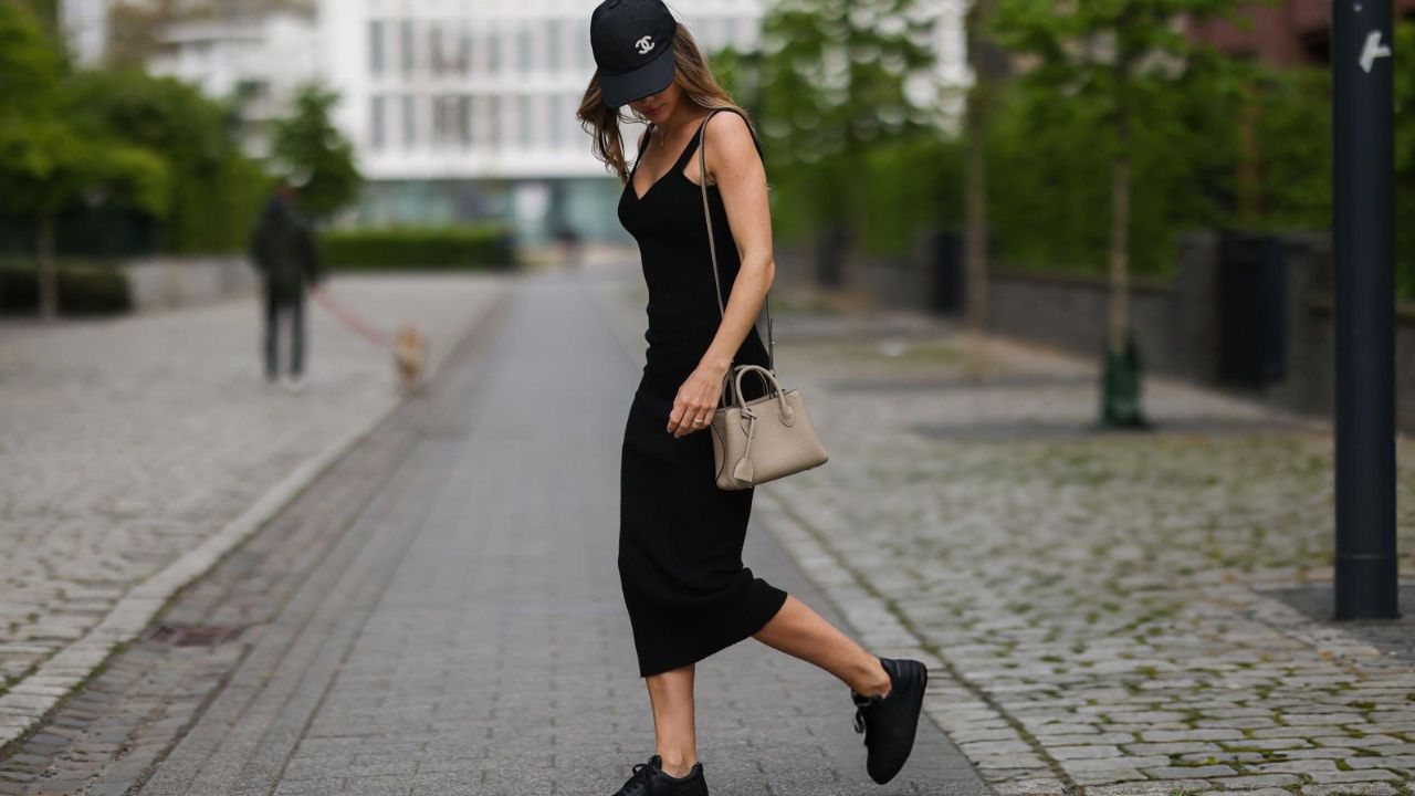 Look street style de vestido combinado com tênis | Reprodução/Jeremy Moeller/Getty Images Embed