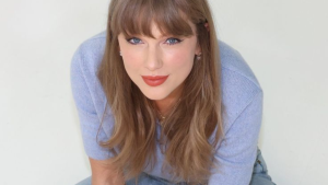 Taylor Swift aposta em bolsa clássica e confirma volta da tendência retrô