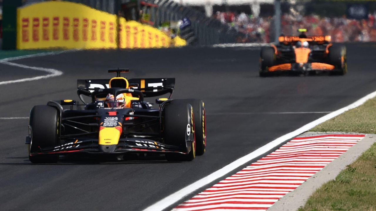 Max Verstappen e Lando Norris no Circuito Hungaroring, na Hungria I Reprodução/ NurPhoto/ Getty Images Embed
