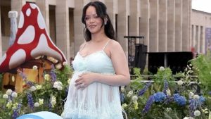 Grávida, Rihanna exibe barriga em almoço com amigos em Los Angeles