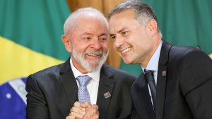 Governo Lula estuda proposta que acaba com a necessidade de autoescolas para CNH