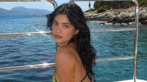 Kylie Jenner usa Havaianas em viagem à Grécia