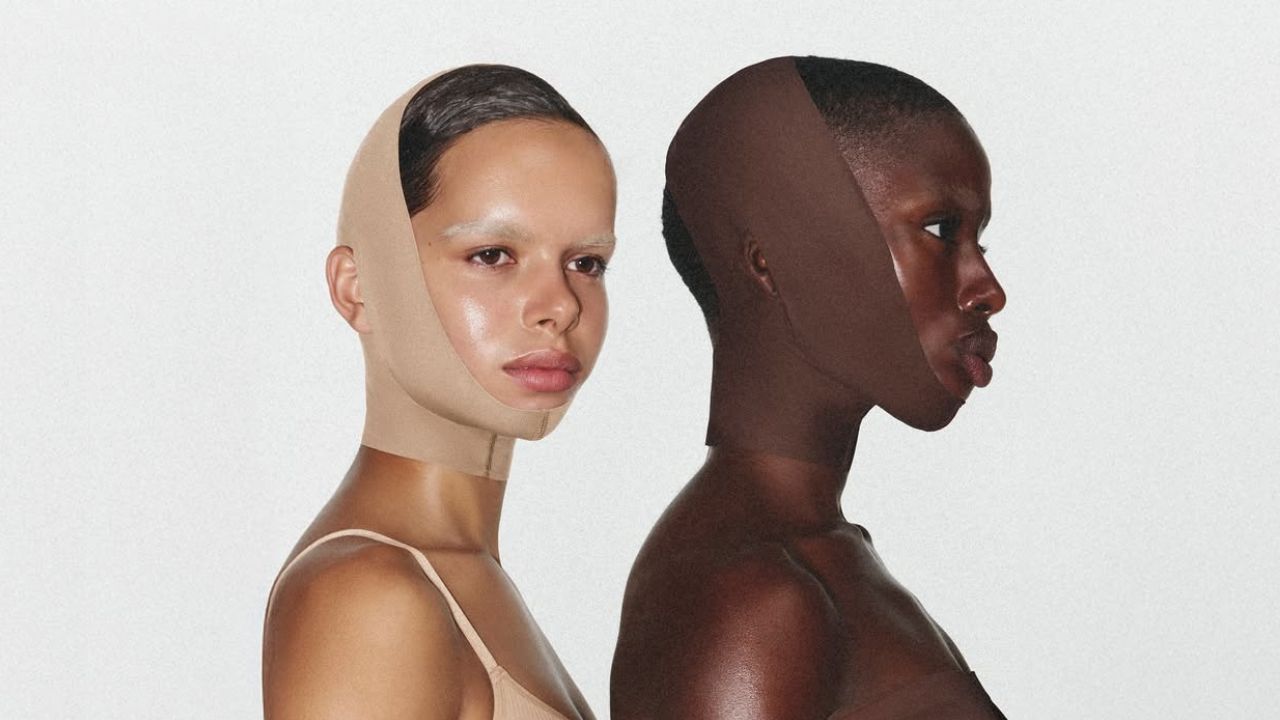 Faixa facial Seamless Sculpt Face Wrap | Reprodução/Instagram/@skims