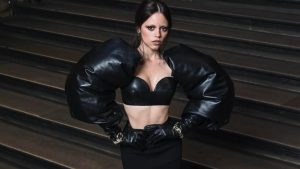 Jenna Ortega aposta em visual da Givenchy para festa de lançamento da nova temporada de “Wandinha”