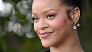 Rihanna faz aparições estilosas em sua terceira gestação