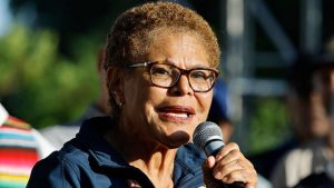 Prefeita de Los Angeles Karen Bass luta contra políticas de imigração de Trump
