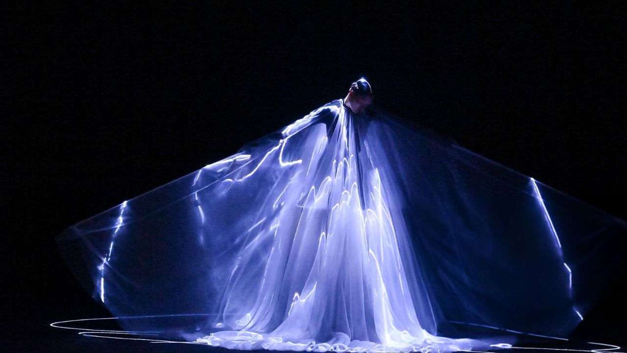Um look do desfile Iris van Herpen na semana de moda de Alta Costura | Reprodução/ Victor Virgile/Getty Images Embed