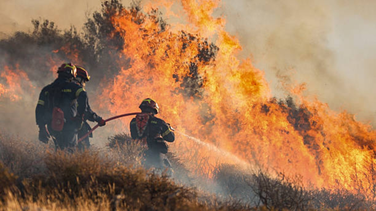 Bombeiros combatendo as chamas em Ierapetra, na Ilha de Creta | Reprodução/COSTAS METAXAKIS/Getty Images Embed