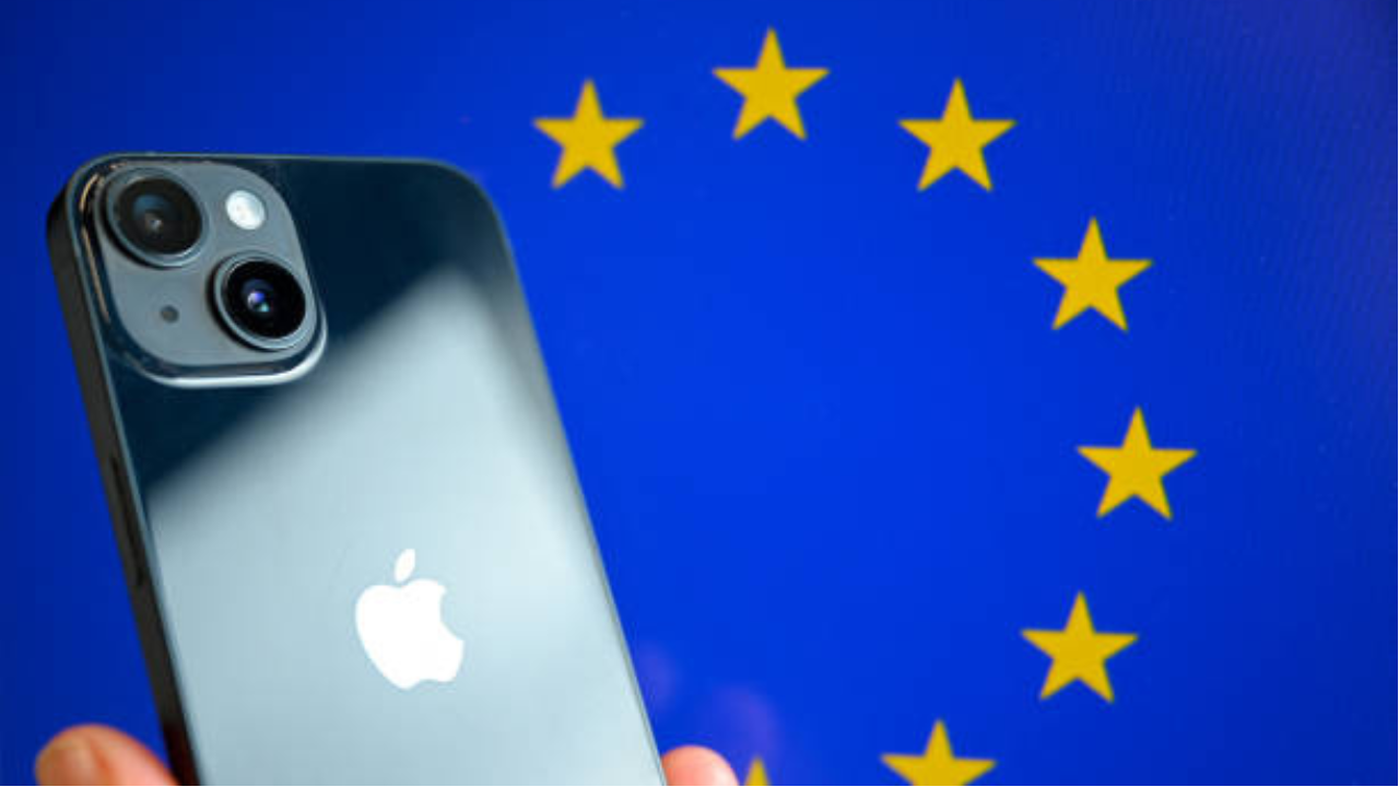 Aparelho da Apple na bandeira da União Europeia  | Reprodução/NICOLAS TUCAT/Getty Images Embed