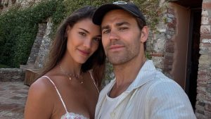 Natalie Kuckenburg e Paul Wesley curtem passeio romântico na Toscana
