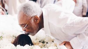 Com beijo na testa, Gilberto Gil se despede de Preta Gil no velório