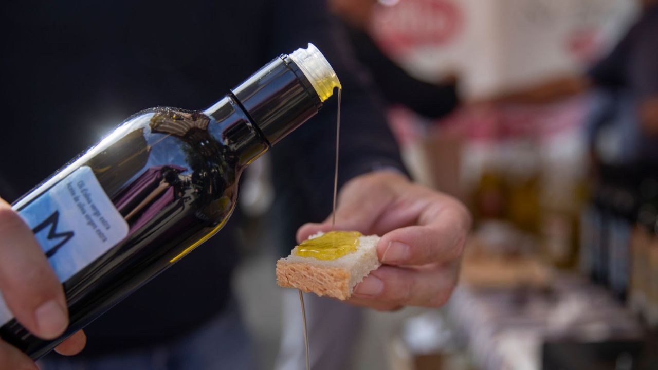 Homem despeja azeite de oliva | Reprodução/Clara Margais/Getty Images Embed