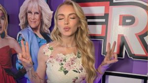 Lindsay Lohan usa vestido de Oscar de La Renta para divulgar novo filme