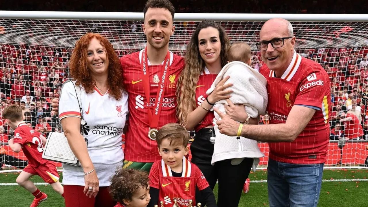 Diogo Jota e sua família comemorando o título da Premier League  | Reprodução/Instagram/@diogoj_18