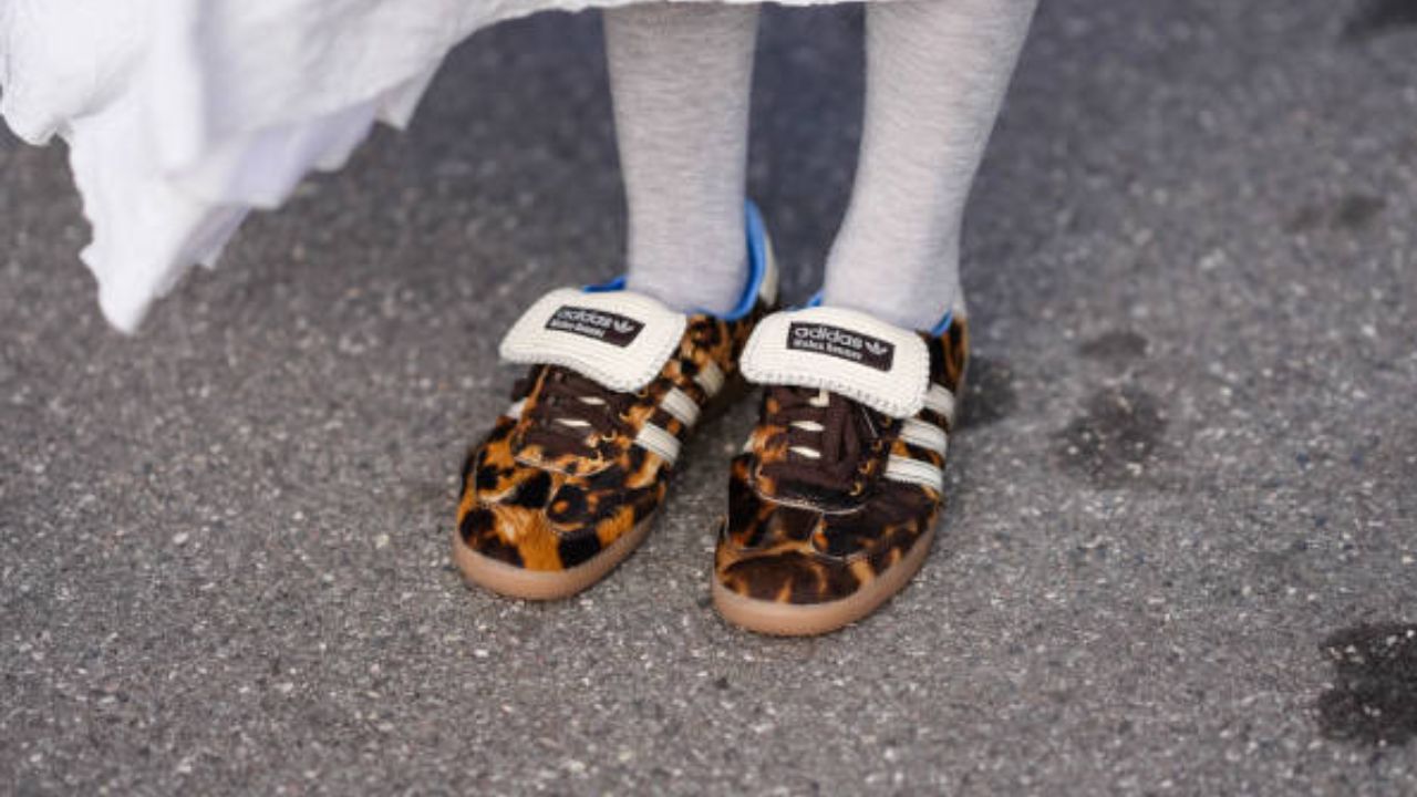 Uma convidada durante Copenhagen Fashion Week / Foto: Reprodução/ Edward Berthelot/Getty Images Embed