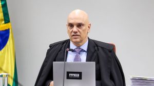 Flávio Bolsonaro pede impeachment de Alexandre de Moraes