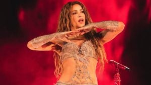 Shakira faz fotos em praia para divulgação de Ísima, sua linha de produtos