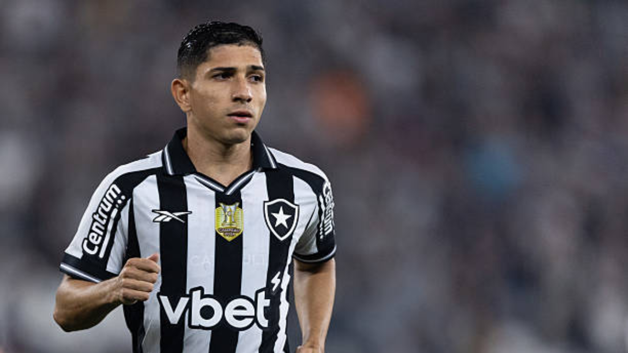 Savarino não vive boa fase em 2025 | Reprodução/Ruano Carneiro/Getty Images Embed