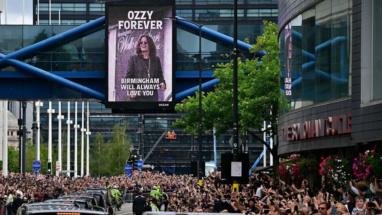 Homenagem a Ozzy na Inglaterra | Reprodução/Ben Stansall/Getty Images Embed 