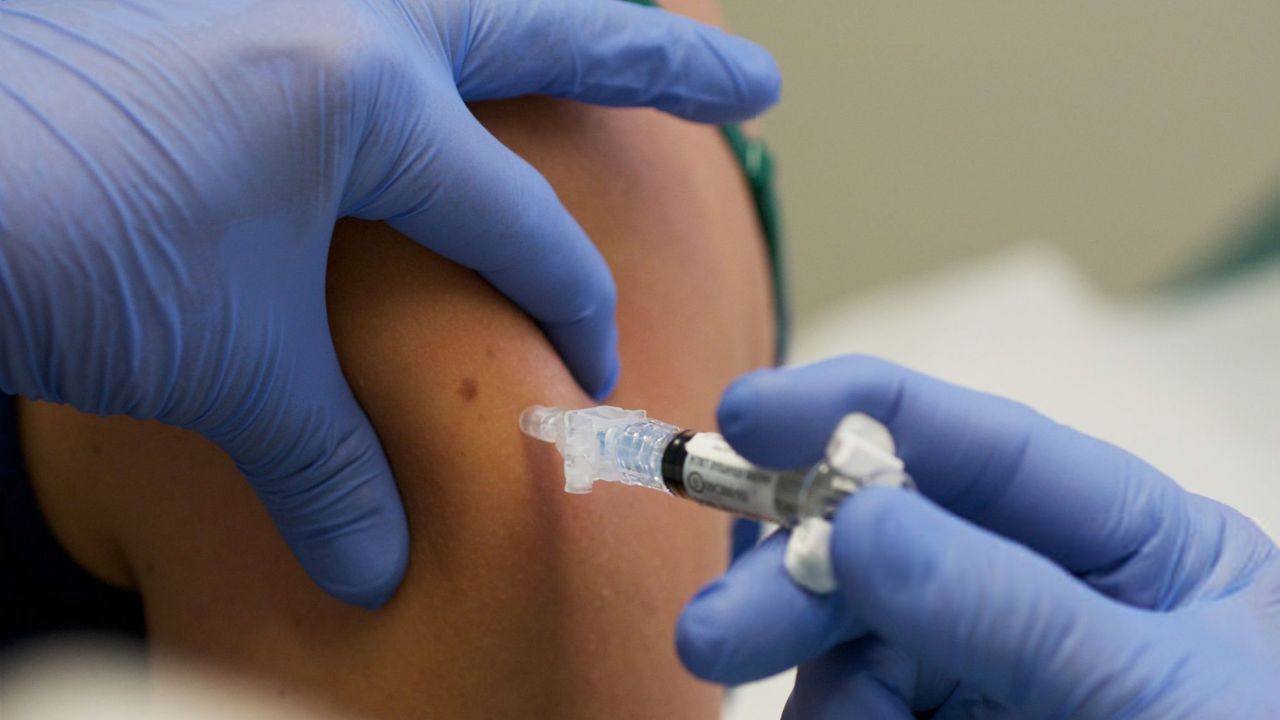 Injeção durante testes de vacina | Reprodução/David Greedy/Getty Images Embed