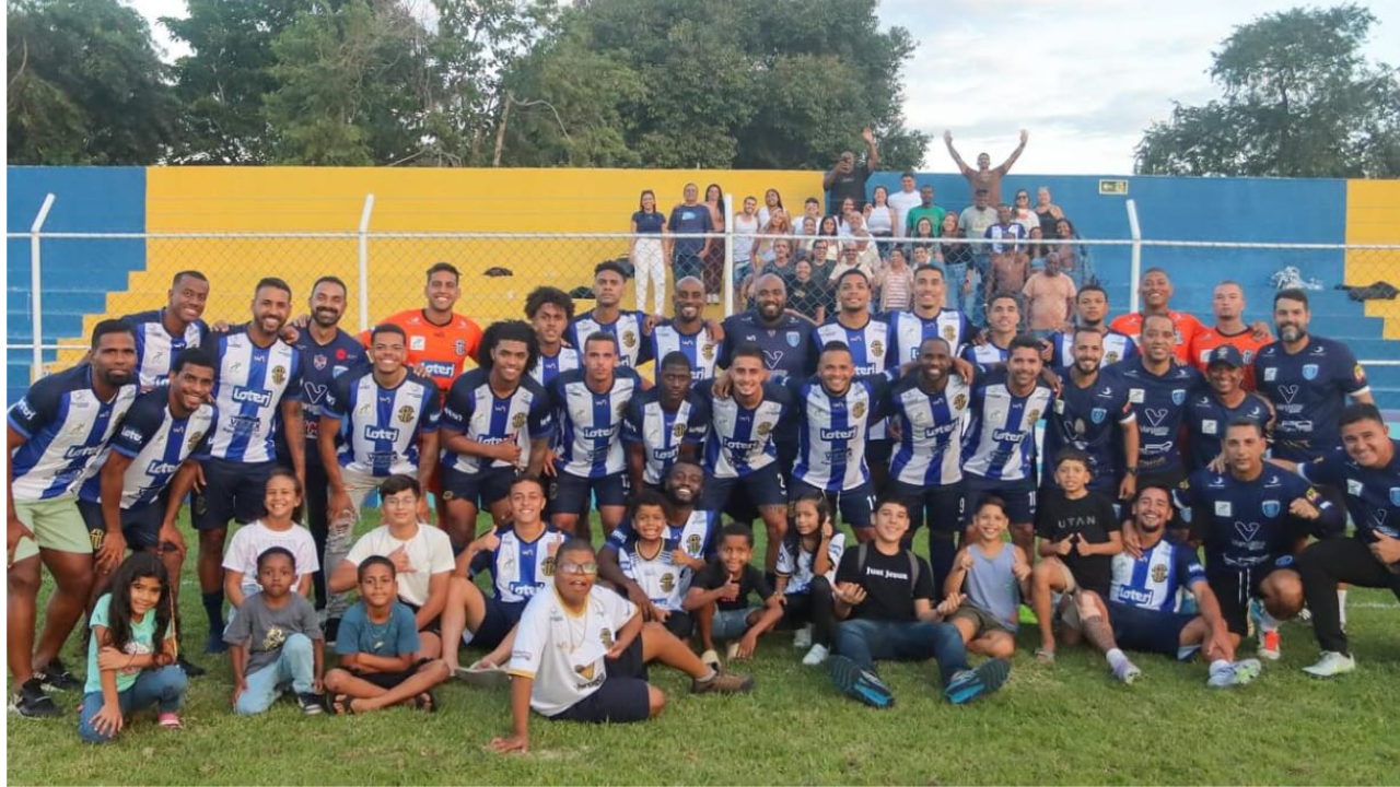 Jogadores do São Gonçalo posam para foto do título da Taça Santos Dumont | Reprodução/Instagram/São Gonçalo EC