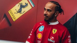 Hamilton espera evolução da Ferrari e minimiza críticas sobre desempenho