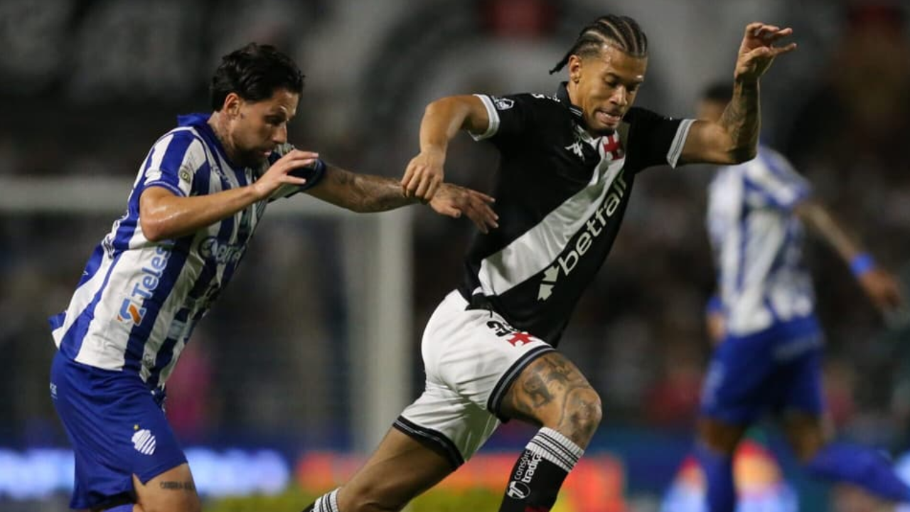 João Victor em disputa de bola com Brayann do CSA | Reprodução/X/Lance Vasco