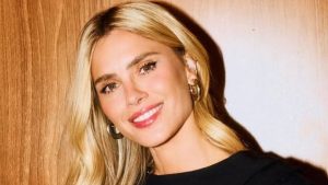 Carolina Dieckmman retorna ao Brasil após passar os últimos dias com Preta Gil nos Estados Unidos