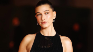 Hailey Bieber revela seus segredos de beleza na gravidez e um dos queridinhos está nas farmácias brasileiras e não custa caro