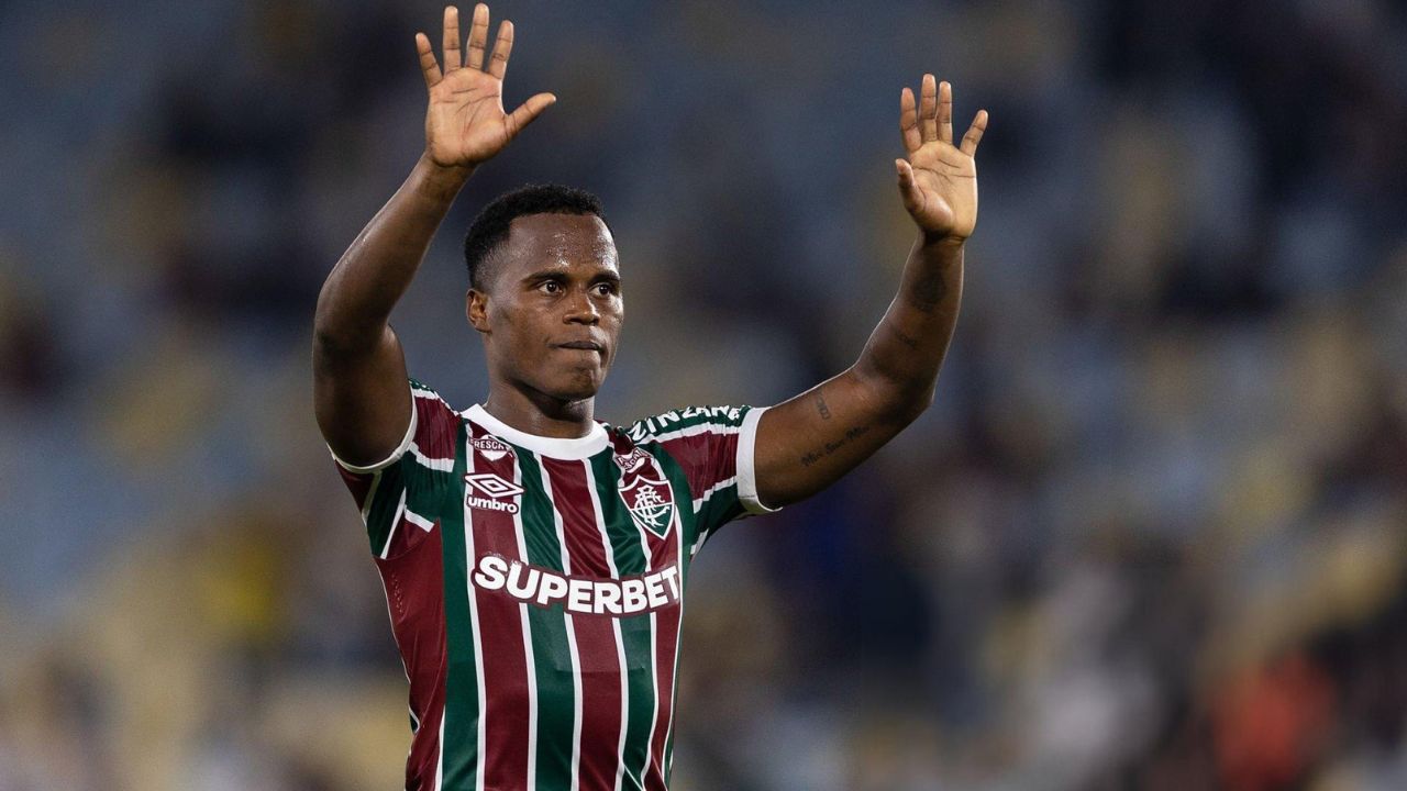 Jhon Arias se despedindo da torcida, após seu último jogo pelo Fluminense, nesta quinta-feira (17) I Reprodução/ 	Ruano Carneiro/ Getty Images Embed