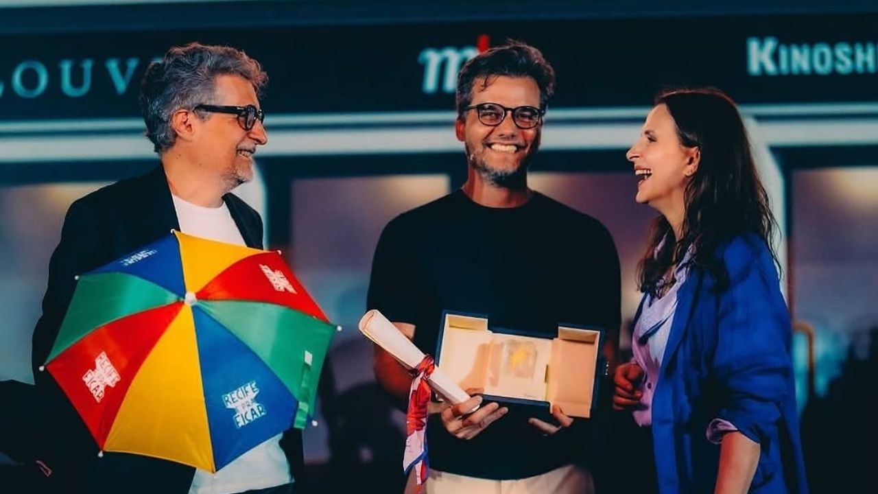 Wagner Moura recebendo premiação em Paris | Reprodução/Instagram/@kleber-mendonca-filho