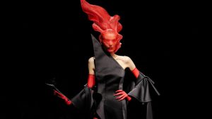 Alta-costura em Paris ganha carga teatral com desfile performático de Robert Wun