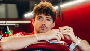 Charles Leclerc minimiza adaptação da Ferrari para Lewis Hamilton