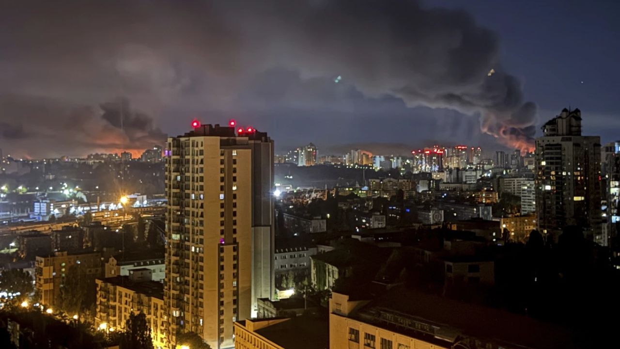 Fumaça pós-ataque russo | Reprodução/ApNews/Ap Yehor Konovalov