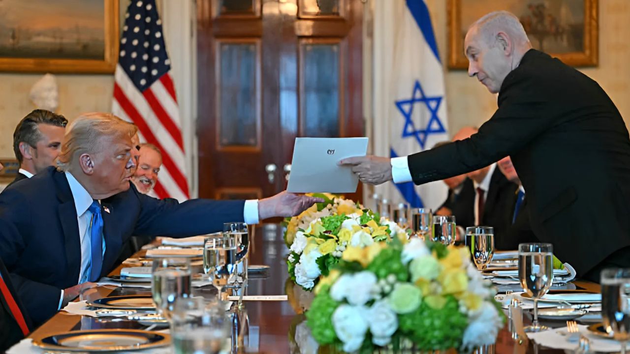 Donald Trump e primeiro ministro de Israel em acordo | Reprodução/ANDREW CABALLERO-REYNOLDS/Getty Images Embed