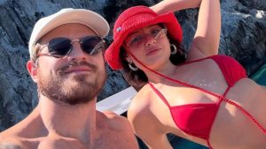 Juliette posa com noivo em fotos curtindo verão europeu