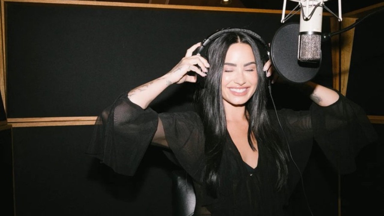 Demi Lovato em estúdio de gravação | Reprodução/X/@rollingstone