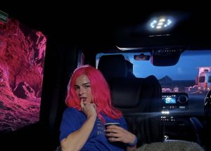 Addison Rae canta junto de Lana Del Rey durante show em Wembley