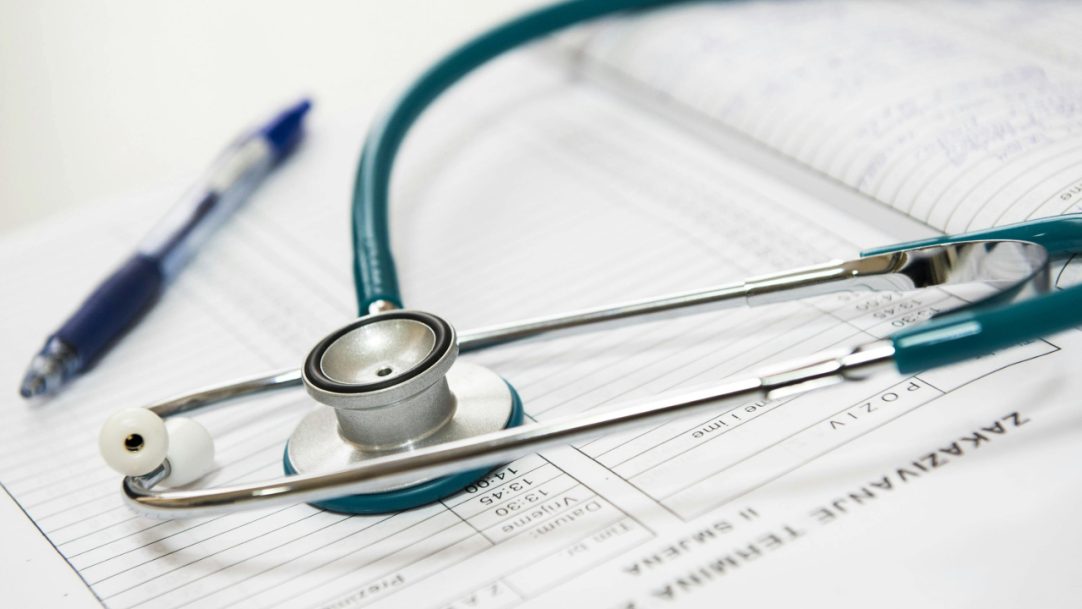 Câmara acelera projeto polêmico que exige exame obrigatório para médicos