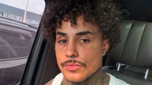 MC Livinho deixa a UTI após acidente de moto e passa por fisioterapia no hospital