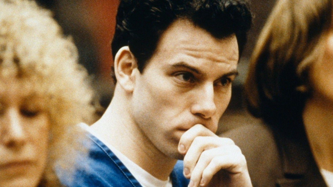 Erik Menendez em seu julgamento | Reprodução/Ted Soqui/Getty Images Embed