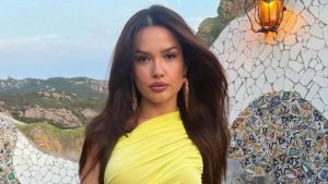 Juliette combina luxo e leveza em look para férias na Europa