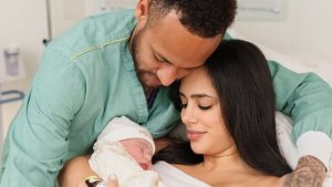 Neymar e Bruna Biancardi mostram primeiras fotos da filha Mel