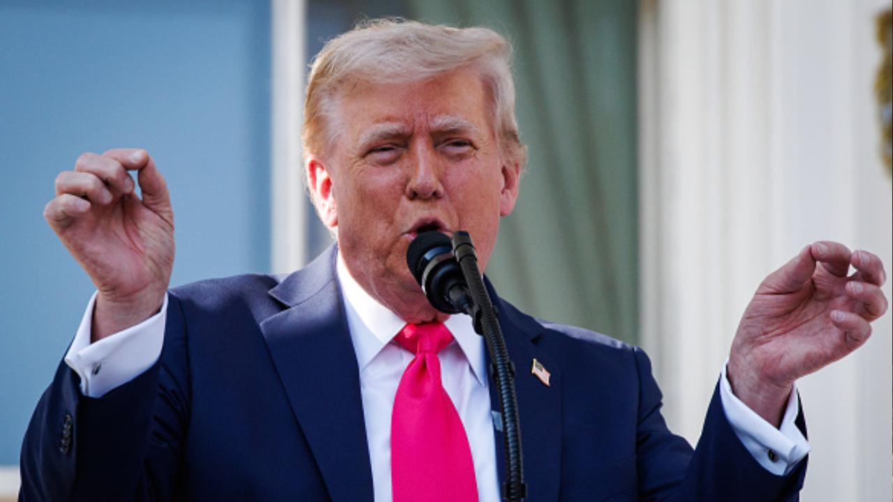 Donald Trump discursa durante no Dia da Independência, no gramado sul da Casa Branca | Reprodução/Samuel Corum/Getty Images Embed